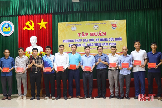 136 cán bộ, giáo viên được chuẩn hóa kỹ năng dạy bơi, cứu đuối