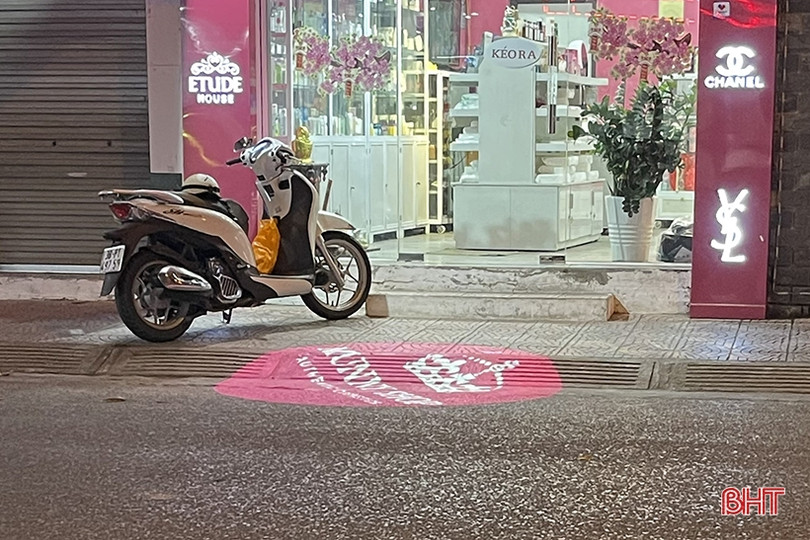 Nguy cơ tai nạn từ đèn led chiếu logo “nhảy múa” giữa lòng đường