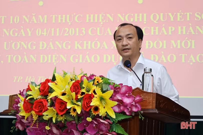 Xây dựng đội ngũ nhà giáo và cán bộ quản lý đáp ứng yêu cầu đổi mới