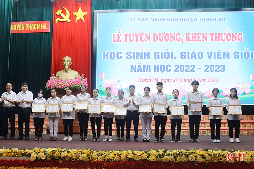Các địa phương tuyên dương, khen thưởng giáo viên, học sinh giỏi