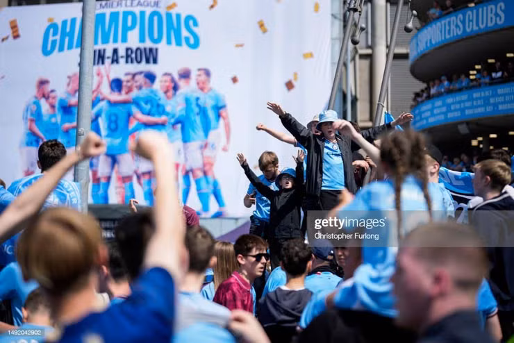 Chùm ảnh: Man City nâng cúp Ngoại hạng Anh