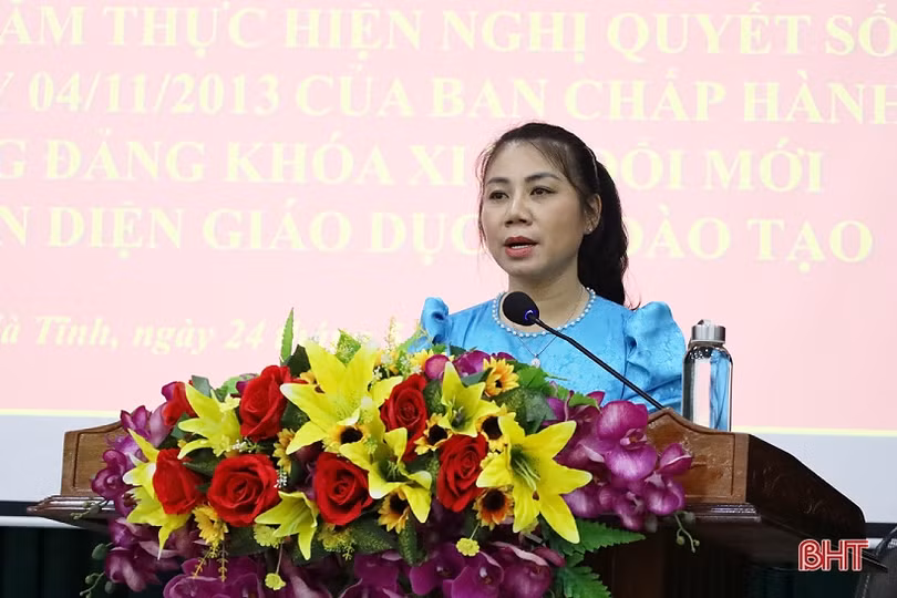 Xây dựng đội ngũ nhà giáo và cán bộ quản lý đáp ứng yêu cầu đổi mới