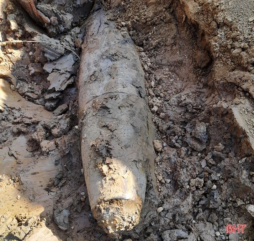 Hà Tĩnh: Đào đất làm nhà, phát hiện bom xuyên phá