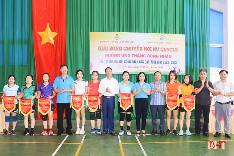 Sôi nổi Giải Bóng chuyền hơi nữ công đoàn viên chức TX Hồng Lĩnh