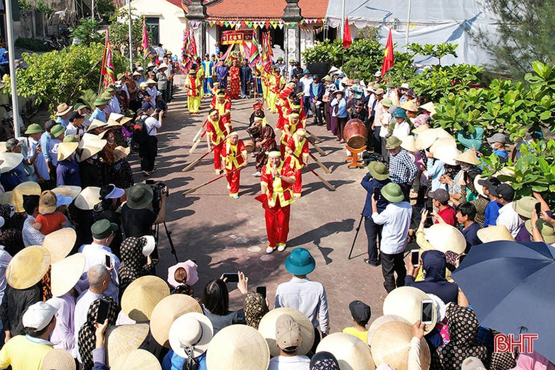 Hàng chục tàu thuyền tham gia lễ hội cầu ngư Nhượng Bạn