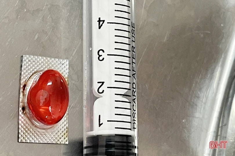 Uống thuốc quên bóc vỉ, một bệnh nhân nhập viện