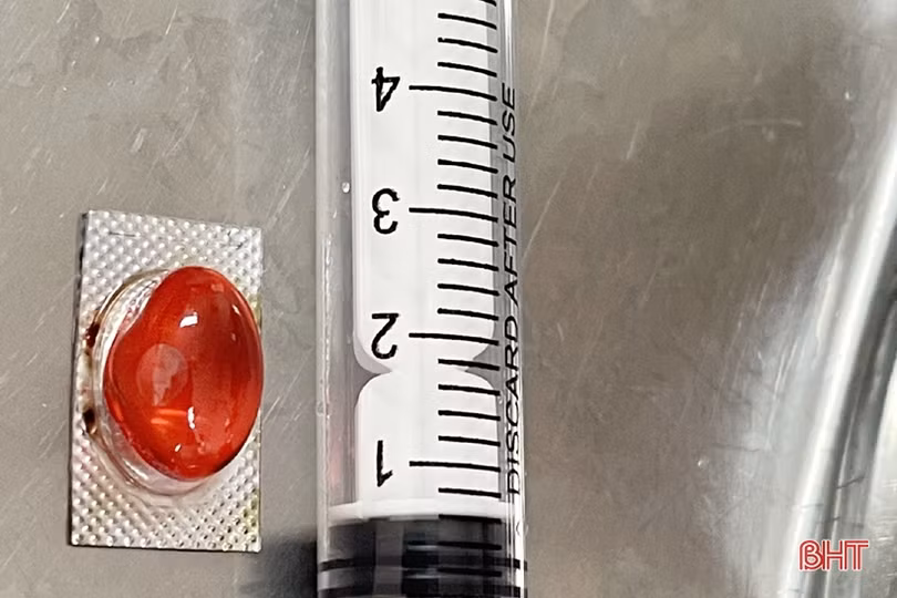 Uống thuốc quên bóc vỉ, một bệnh nhân nhập viện