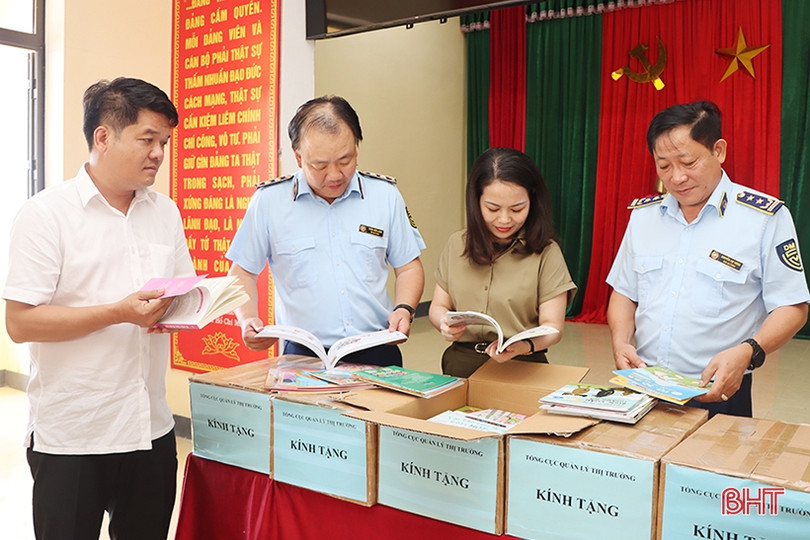 Tổng cục Quản lý thị trường trao quà cho người dân vùng khó khăn