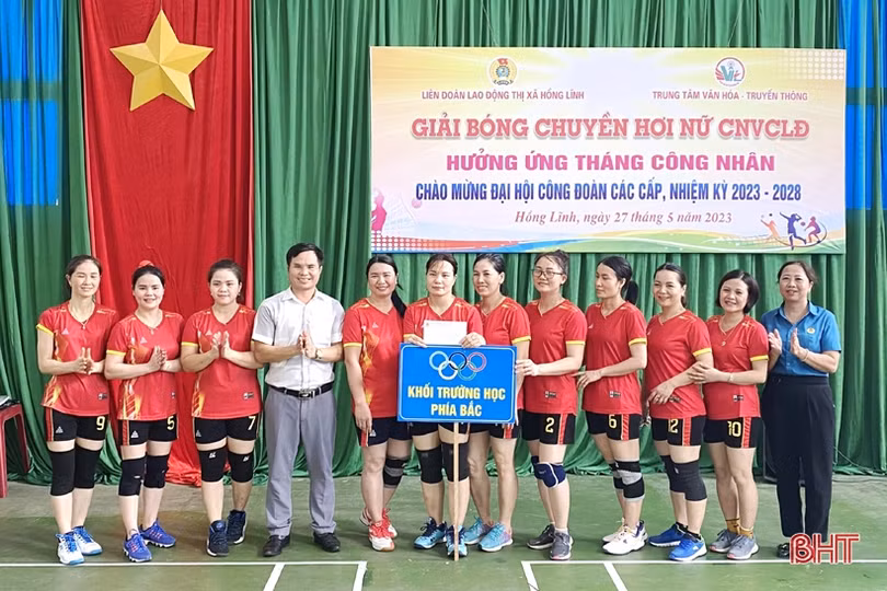 Sôi nổi Giải Bóng chuyền hơi nữ công đoàn viên chức TX Hồng Lĩnh