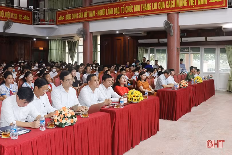 Các địa phương tuyên dương, khen thưởng giáo viên, học sinh giỏi