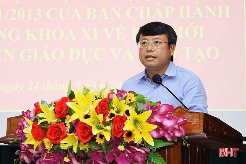 Xây dựng đội ngũ nhà giáo và cán bộ quản lý đáp ứng yêu cầu đổi mới