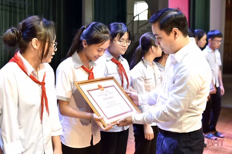 Các địa phương tuyên dương, khen thưởng giáo viên, học sinh giỏi