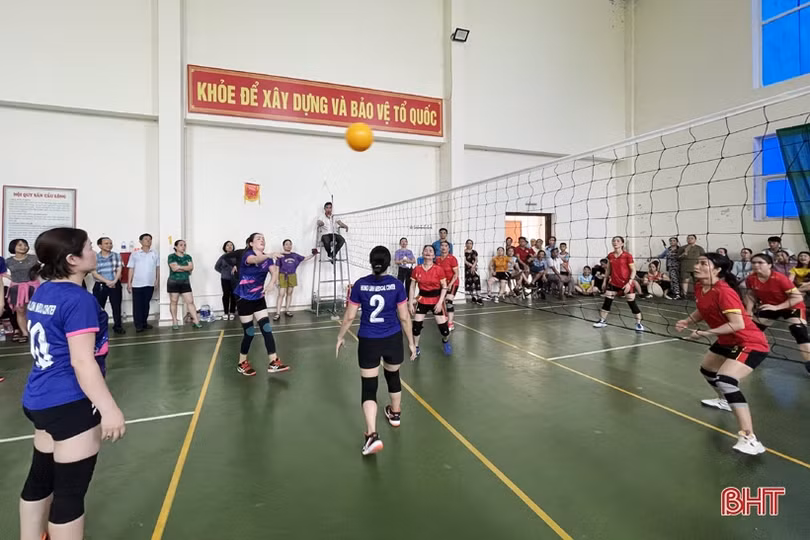 Sôi nổi Giải Bóng chuyền hơi nữ công đoàn viên chức TX Hồng Lĩnh