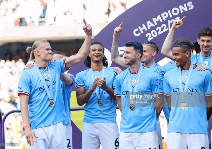 Chùm ảnh: Man City nâng cúp Ngoại hạng Anh