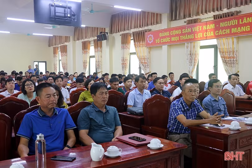 136 cán bộ, giáo viên được chuẩn hóa kỹ năng dạy bơi, cứu đuối