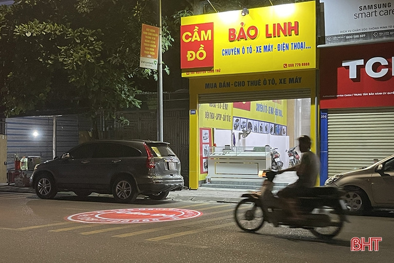 Nguy cơ tai nạn từ đèn led chiếu logo “nhảy múa” giữa lòng đường