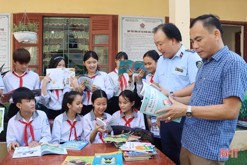 Tổng cục Quản lý thị trường trao quà cho người dân vùng khó khăn