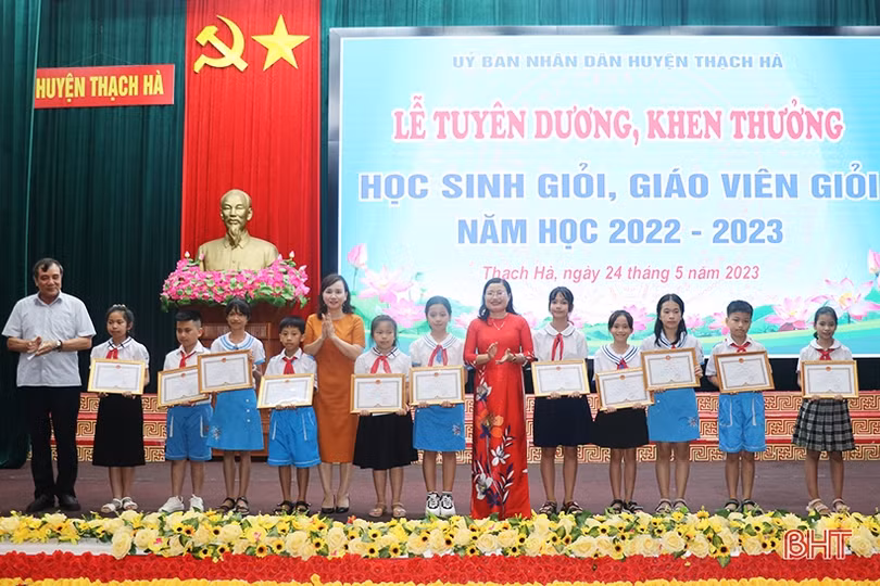 Các địa phương tuyên dương, khen thưởng giáo viên, học sinh giỏi