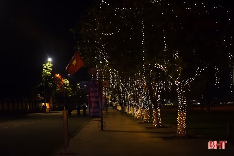 Thiếu điện nhưng nhiều đèn trang trí, biển quảng cáo vẫn rực sáng suốt đêm