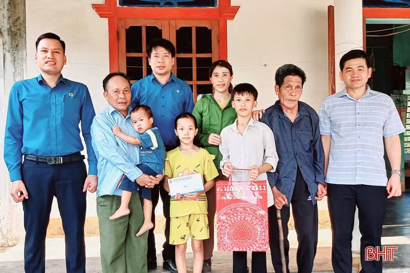 Trao quà cho trẻ em hoàn cảnh khó khăn nhân dịp Quốc tế Thiếu nhi