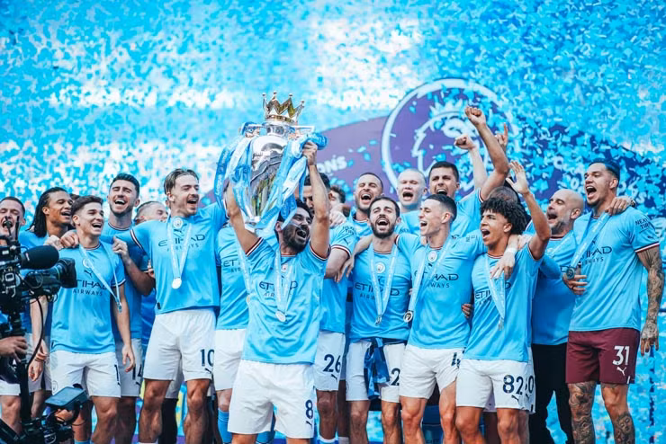 Chùm ảnh: Man City nâng cúp Ngoại hạng Anh