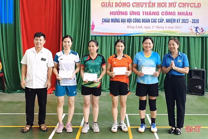 Sôi nổi Giải Bóng chuyền hơi nữ công đoàn viên chức TX Hồng Lĩnh