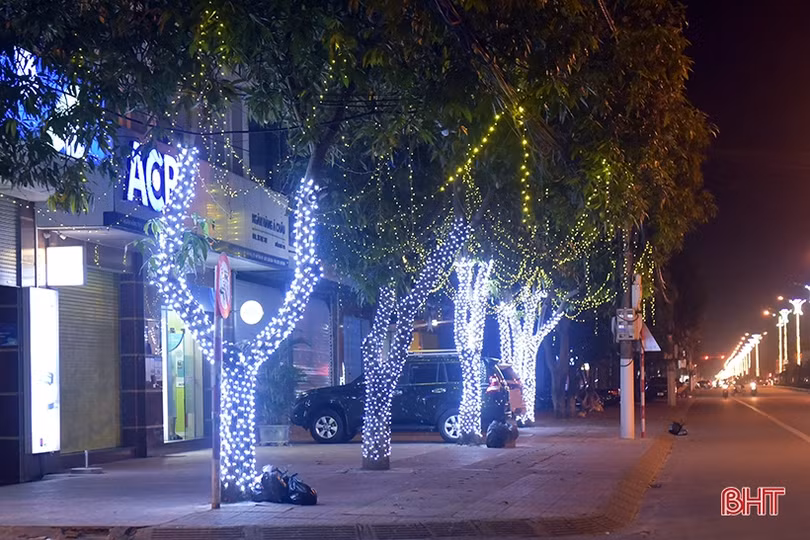 Thiếu điện nhưng nhiều đèn trang trí, biển quảng cáo vẫn rực sáng suốt đêm