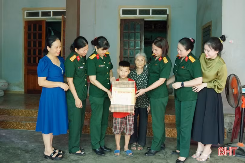 Lan tỏa tình yêu thương của các nữ quân nhân đến những cảnh đời bất hạnh