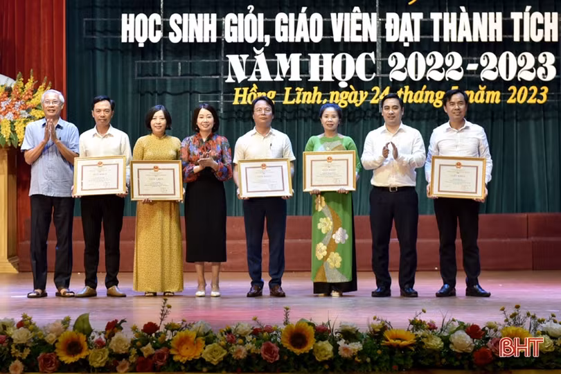 Các địa phương tuyên dương, khen thưởng giáo viên, học sinh giỏi