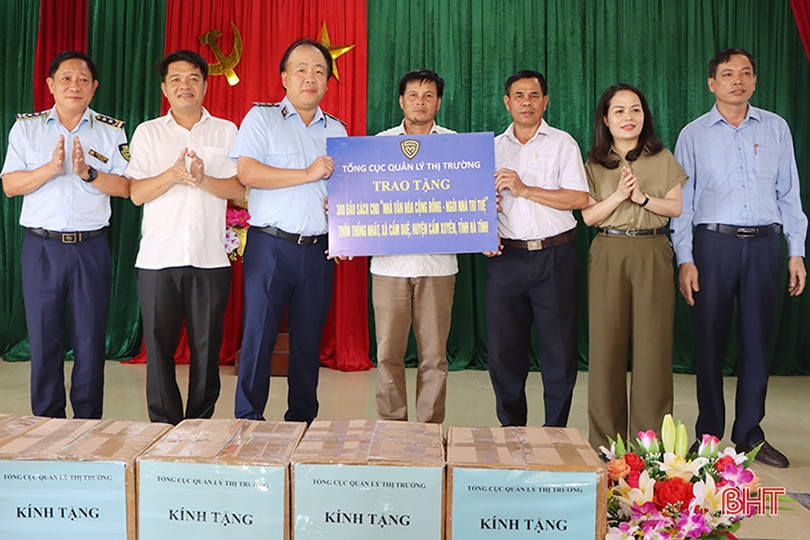 Tổng cục Quản lý thị trường trao quà cho người dân vùng khó khăn