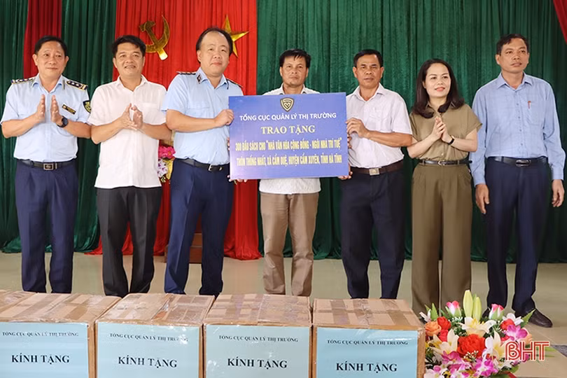 Tổng cục Quản lý thị trường trao quà cho người dân vùng khó khăn
