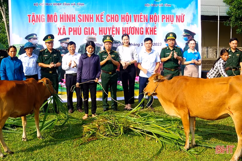 Trao tặng 3 mô hình sinh kế cho phụ nữ nghèo ở xã biên giới Hà Tĩnh