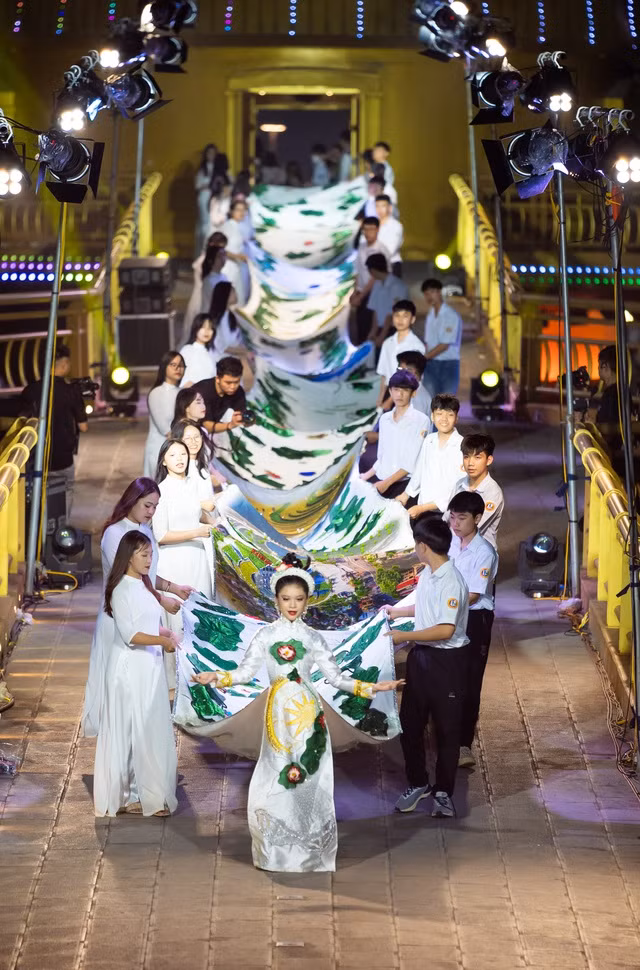 Áo dài 220,6m, nặng 250kg được xác lập Kỷ lục Việt Nam