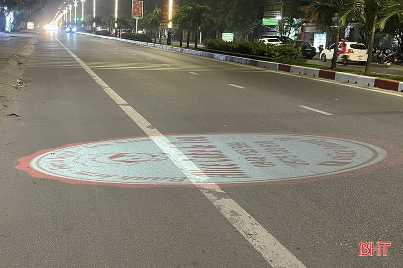 Nguy cơ tai nạn từ đèn led chiếu logo “nhảy múa” giữa lòng đường