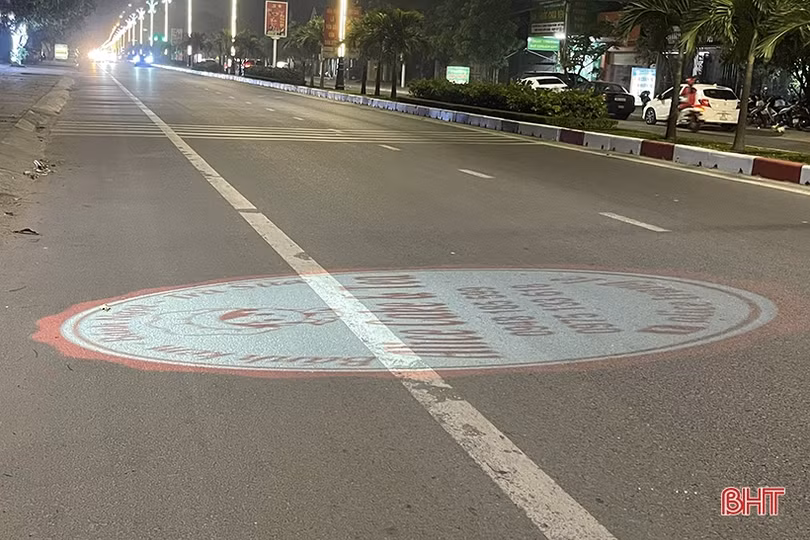 Nguy cơ tai nạn từ đèn led chiếu logo “nhảy múa” giữa lòng đường