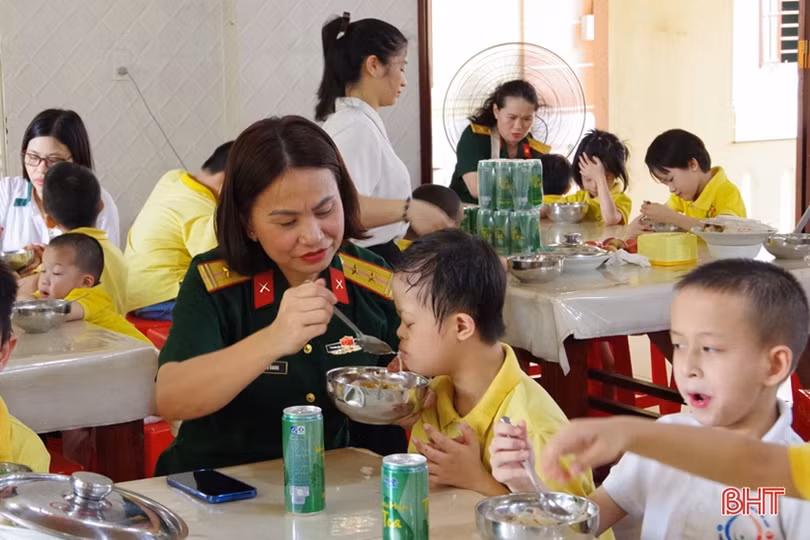 Lan tỏa tình yêu thương của các nữ quân nhân đến những cảnh đời bất hạnh