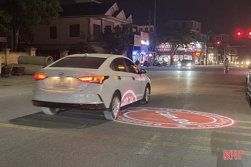 Nguy cơ tai nạn từ đèn led chiếu logo “nhảy múa” giữa lòng đường