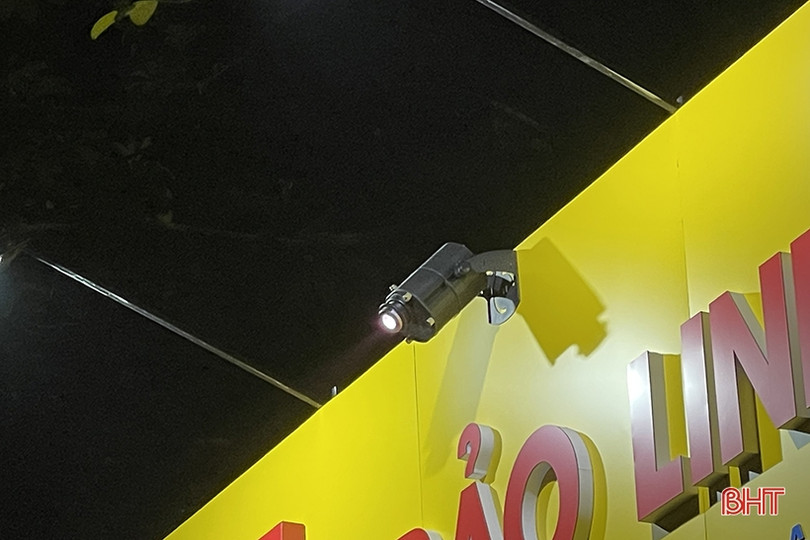 Nguy cơ tai nạn từ đèn led chiếu logo “nhảy múa” giữa lòng đường