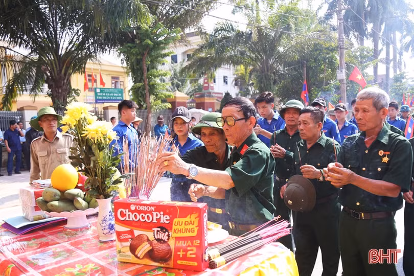 Người dân Hà Tĩnh xúc động đón hài cốt liệt sỹ về đất mẹ