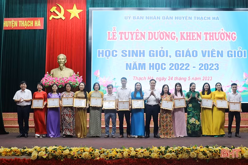 Các địa phương tuyên dương, khen thưởng giáo viên, học sinh giỏi
