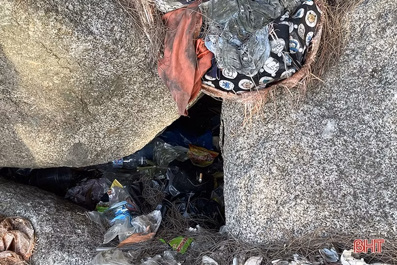 Rác thải ngổn ngang ở bãi biển Cẩm Lĩnh