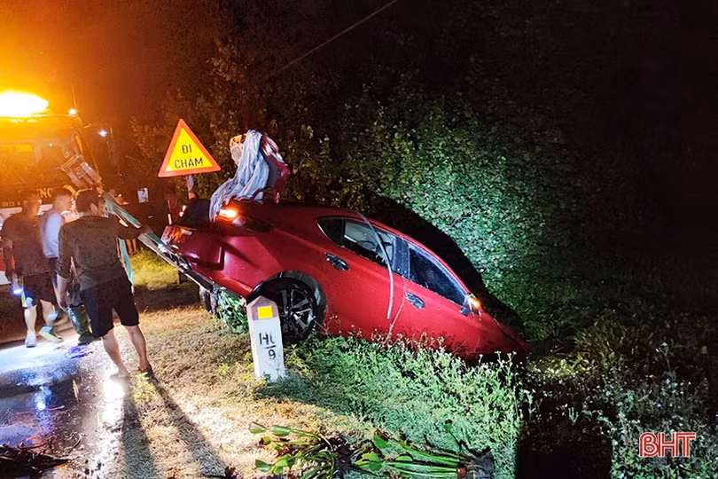 Tai nạn thương tâm, xe chở 6 người lao xuống hồ, 2 người tử vong