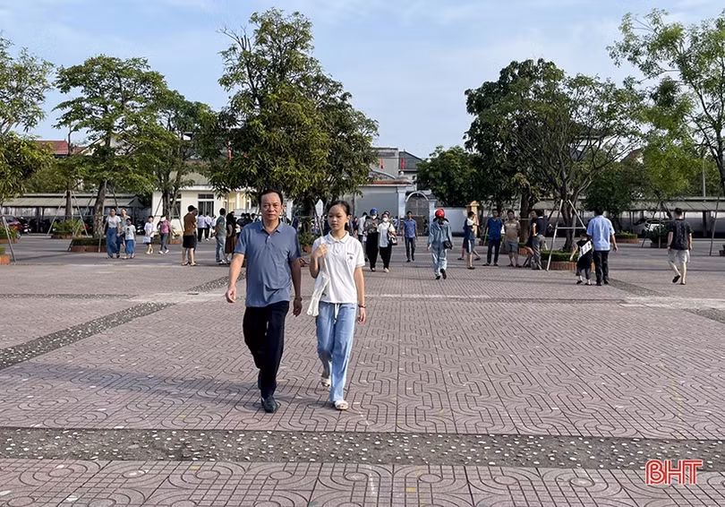 Hơn 1.200 học sinh dự tuyển vào Trường THCS Lê Văn Thiêm