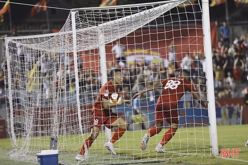 Cầu thủ CLB TP Hồ Chí Minh bật khóc sau trận thua ngược Hồng Lĩnh Hà Tĩnh