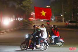 Người hâm mộ Hà Tĩnh ra đường mừng chiến thắng của U22 Việt Nam