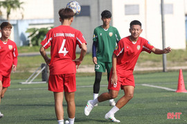 CLB Trung tâm Huấn luyện và Thi đấu TDTT Hà Tĩnh với nòng cốt là các cầu thủ thuộc biên chế U19 và U17 Hồng Lĩnh Hà Tĩnh.