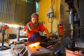 Thợ rèn "múa búa" trong lò lửa giữa ngày hè nóng bức