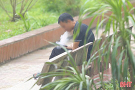 Khói thuốc lá vẫn tràn lan nơi công cộng