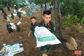 Hàng trăm chiến sĩ bộ đội, công an Hà Tĩnh tập trung gia cố đê biển 