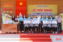 Công ty TNHH MTV Thanh Tùng 2 trao tặng bàn ghế cho Trường THPT Phan Đình Phùng